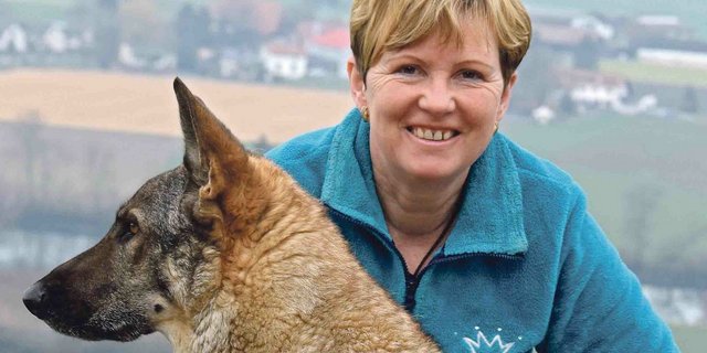 Erika Howald hier auf dem Bild mit Hund Cruz, führt auf dem Berghof in Rüti b. Büren BE eine Hundeschule. (Bild zi)