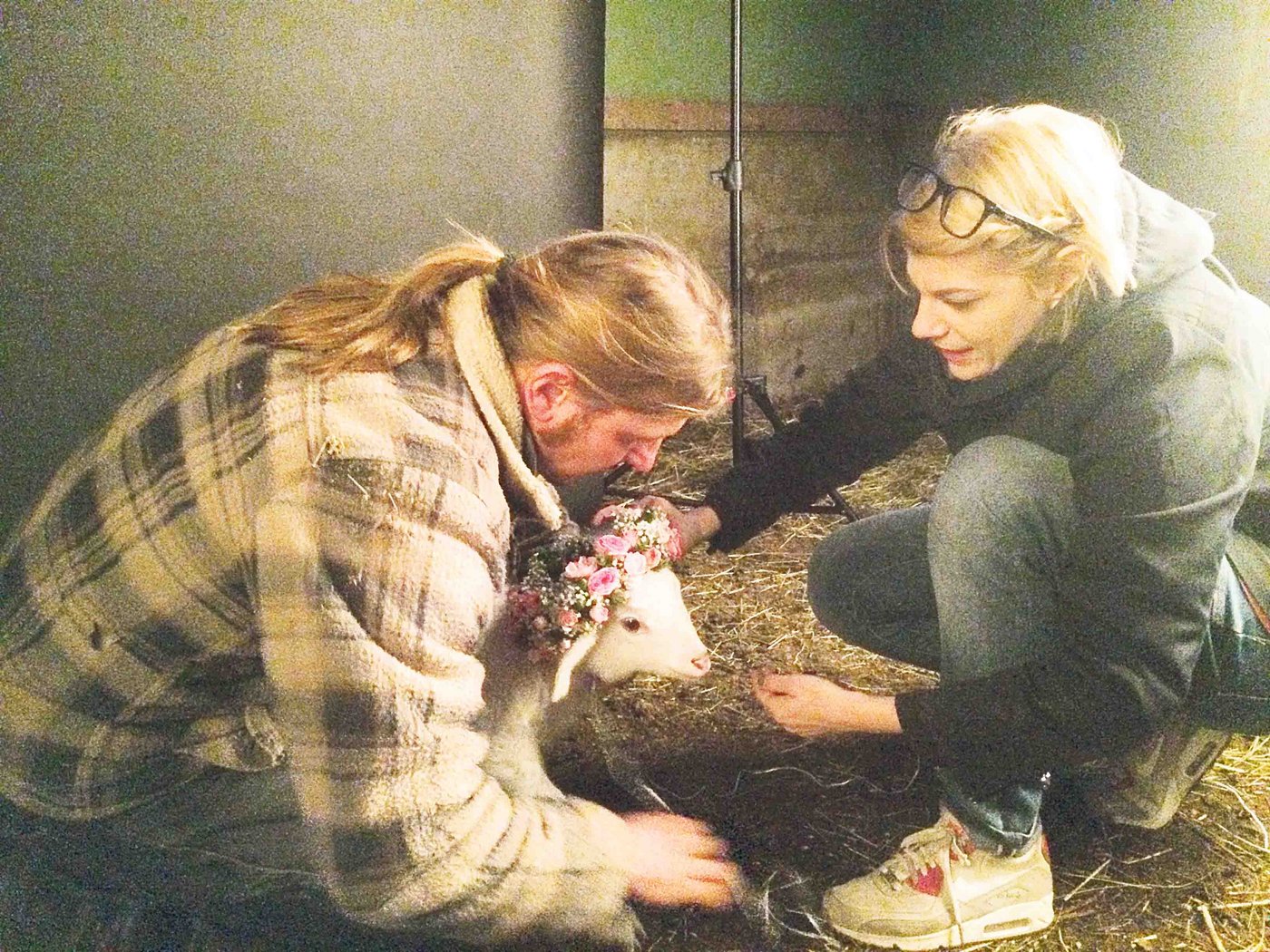 Silvio Pfister und Tina Sturzenegger bereiten im Stall ein Lamm für das Foto-Shooting vor. (Bild Susi Rothmund)