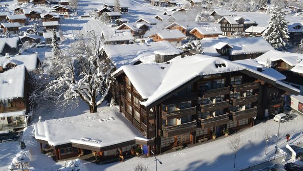 Das Hotel Kreuz liegt im Herzen der Lenk und bietet seinen Gästen eine Sauna und ein Hallenbad. (Bild zVg)