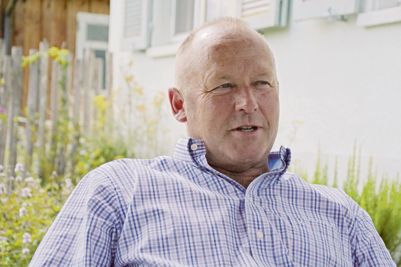 Andreas Aebi geniesst die Gesellschaft der Vögel in seinem Garten und erhofft sich von der Vogeldorf-Feier Signalwirkung für Landwirte wie auch für Nichtlandwirte.(Bild Simone Barth)
