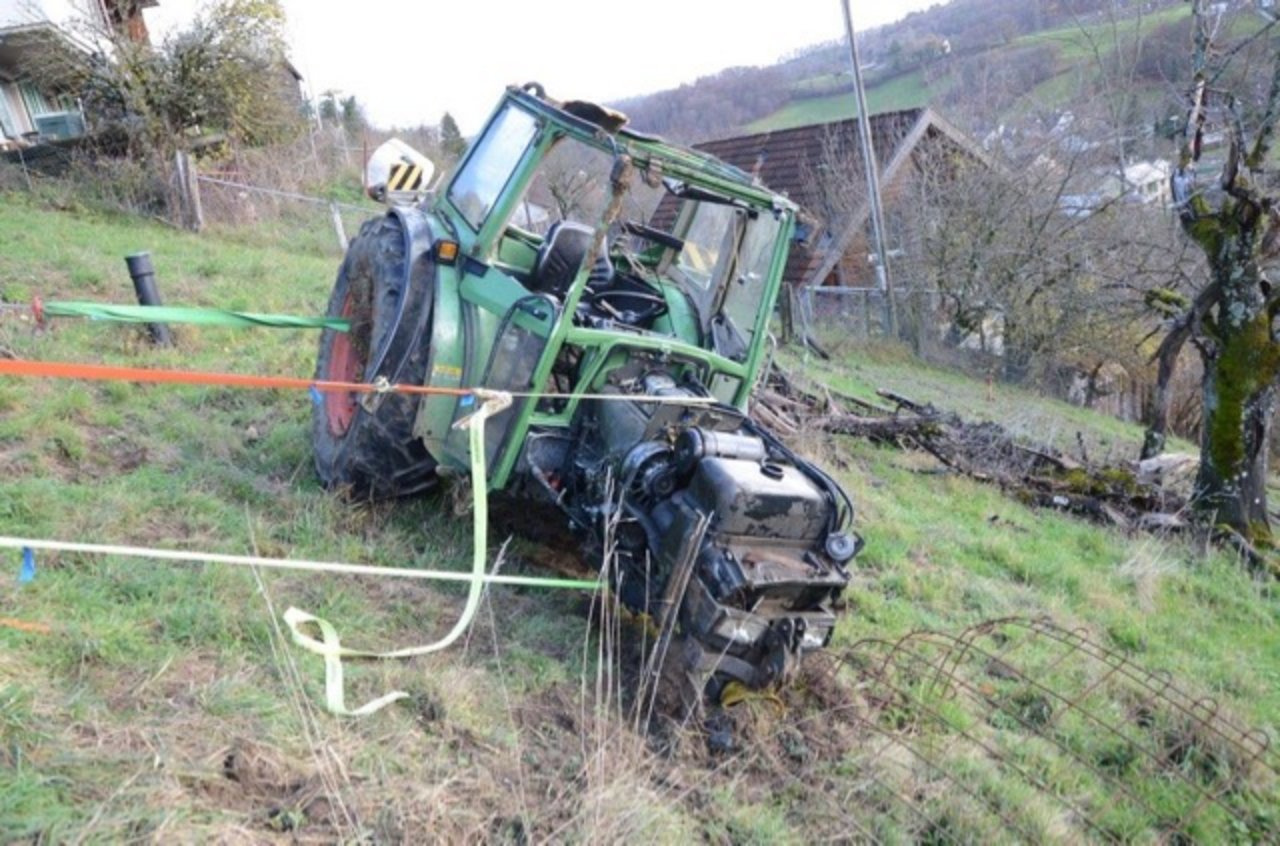 Der beschädigte Traktor musste durch ein Abschleppunternehmen geborgen werden. (Bilder Polizei BL)