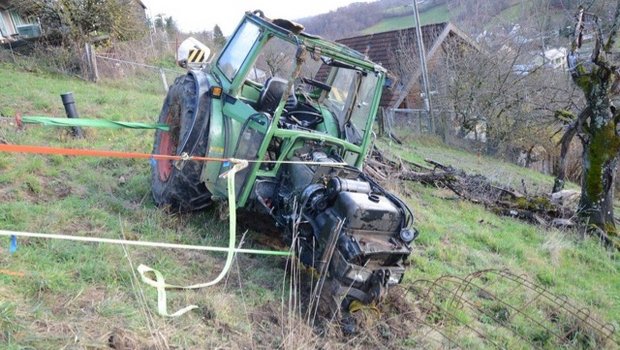 Der beschädigte Traktor musste durch ein Abschleppunternehmen geborgen werden. (Bilder Polizei BL)