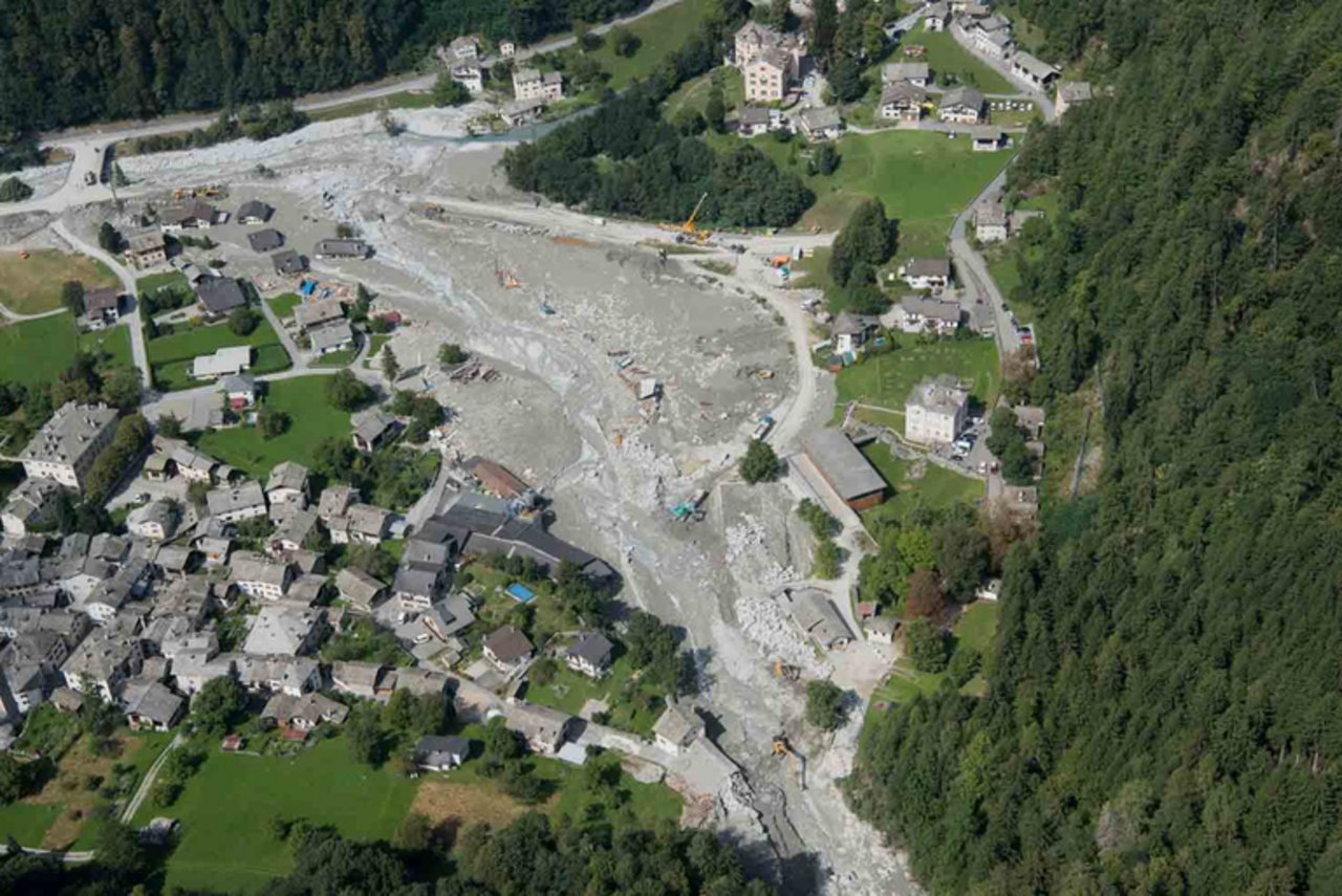 Am 23. August 2017 stürzten 3.1 Mio. Kubikmeter Material vom Pizzo Cengalo hinab ins Val Bondasca. (VBS swisstopo Flugdienst)