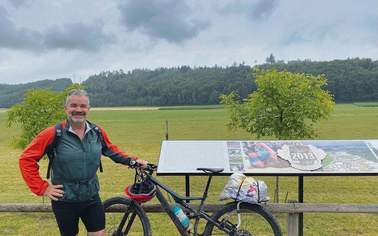 Koni Lustenberger und sein Bike vor dem ESAF-Gelände in Burgdorf. Kurz davor hat es noch geregnet. 