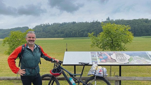 Koni Lustenberger un Koni Lustenberger und sein Bike vor dem ESAF-Gelände in Burgdorf. Kurz davor hat es noch geregnet.