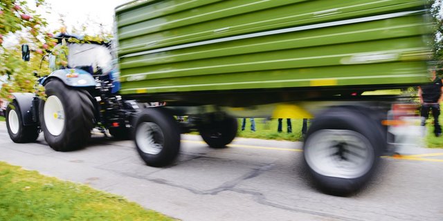 Die neuen Bremsvorschriften gelten nicht nur für Transportanhänger. Auch Ladewagen, Güllefässer usw. müssen diese erfüllen.(Bild Beat Schmid)