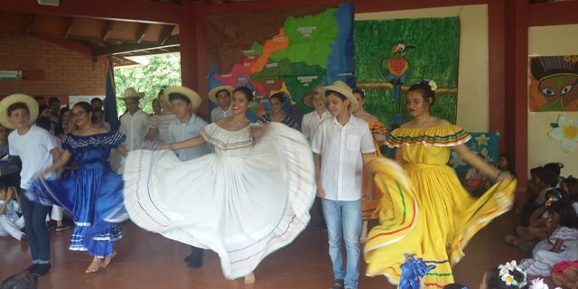 Traditioneller Tanz der 9. Klasse an der deutschen Schule in Managua. (Bild Rahel Senggen)