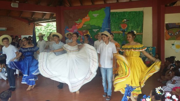 Traditioneller Tanz der 9. Klasse an der deutschen Schule in Managua. (Bild Rahel Senggen)