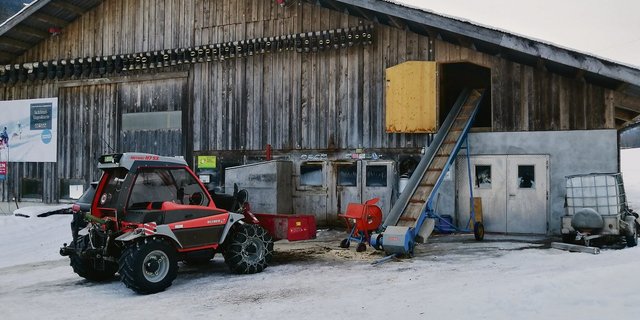 Auf dem Lehrbetrieb geht alles rationell und maschinell, das Brennholz wird ohne grosse Handarbeit gefräst. Das gefällt Lehrling Toni Bergmann. (Bild Toni Bergmann)
