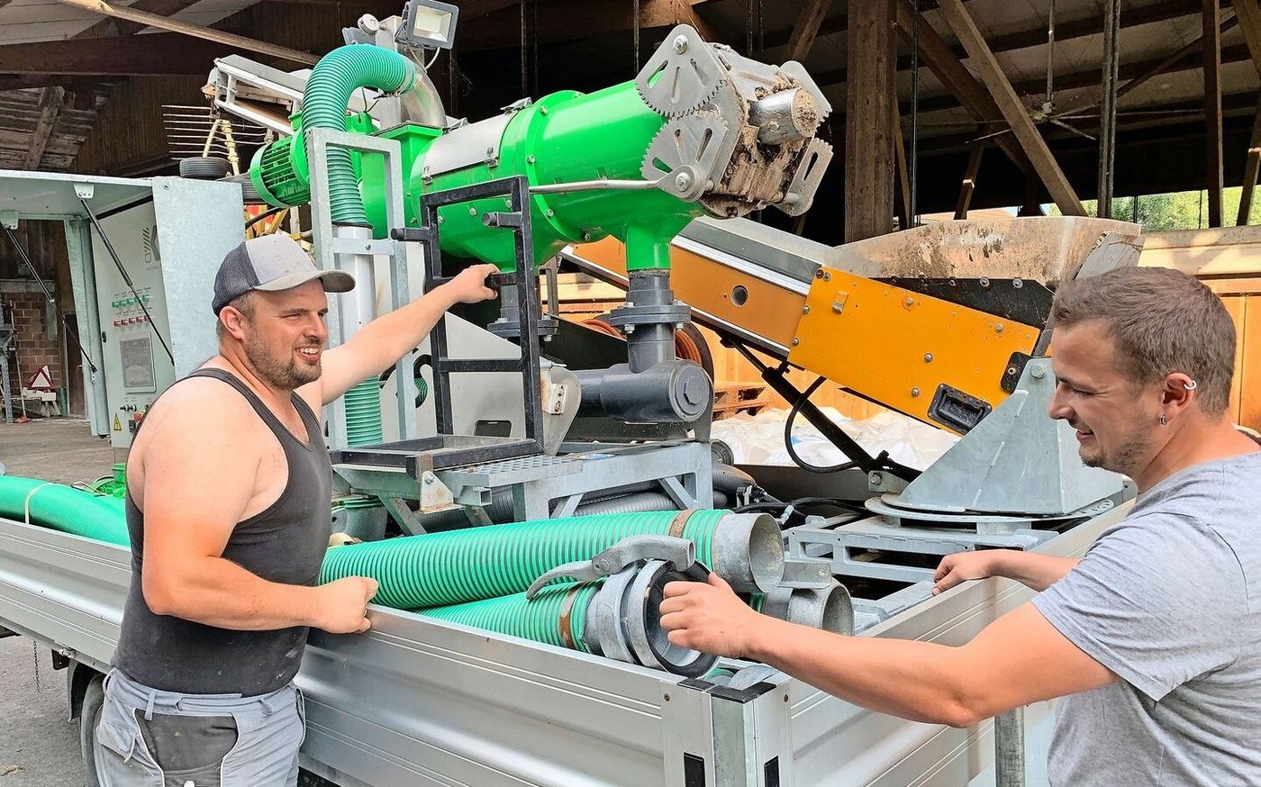 Stefan und Martin Meyer (l.) vom Unterdottenberg in Adligenswil haben aus mehreren Komponenten einen benutzerfreundlichen Separator mit hoher Stundenleistung gebaut.