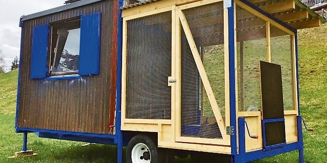 Familie Stgier hat sich einen mobilen Hühnerstall gebaut. So lässt sich  dieser dorthin transportieren, wo er benötigt wird. (Bild zVg)