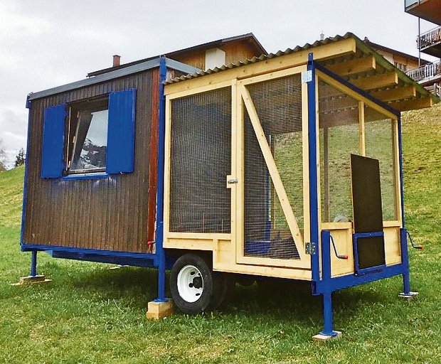 Familie Stgier hat sich einen mobilen Hühnerstall gebaut. So lässt sich dieser dorthin transportieren, wo er benötigt wird. (Bild zVg)