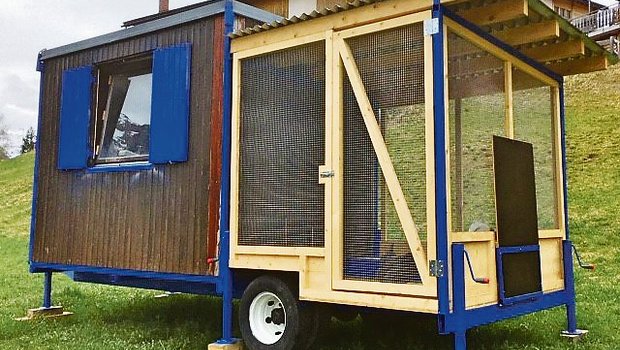 Familie Stgier hat sich einen mobilen Hühnerstall gebaut. So lässt sich dieser dorthin transportieren, wo er benötigt wird. (Bild zVg)