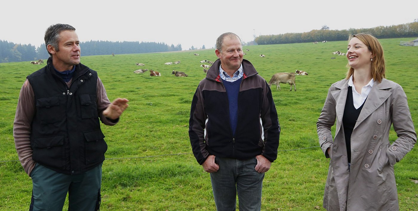 Urs Lang (links) aus Neudorf erklärt seine Weidephilosophie. Er und Landwirt Pius Estermann (Mitte) sind aktiv am Projekt «Michelsamt» beteiligt. Rechts Christina Bachmann-Roth, Geschäftsführerin, Vermarktungsplattform Michelsamt. (Bild Erika Rebsamen)
