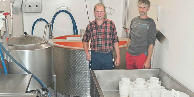 Andreas Imfeld (rechts) und sein Bruder Erwin in der fahrbaren Käserei auf der Alp Chrummbelbach. (Bild Paul Küchler)