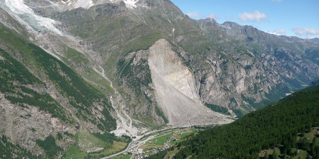 30 Jahre nach der Katastrophe ist man mit modernster Technik vor weiteren Bergstürzen geschützt. (Bild Wandervogel, Wikipedia)