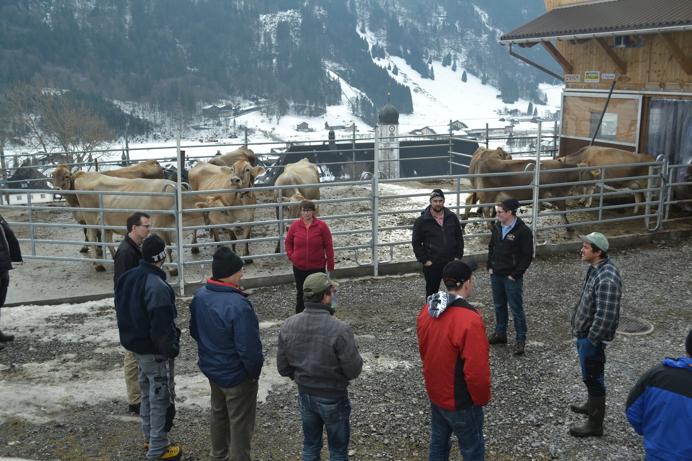 Paul Häcki (rechts) stellt den Berufskollegen den Stall-Neubau auf dem Grundstück Nollen vor.