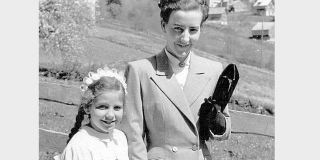 Benildis Bentolila mit ihrer Firmgotte, mit der sie sich in Amden stolz zeigen durfte. (Bild zVg)