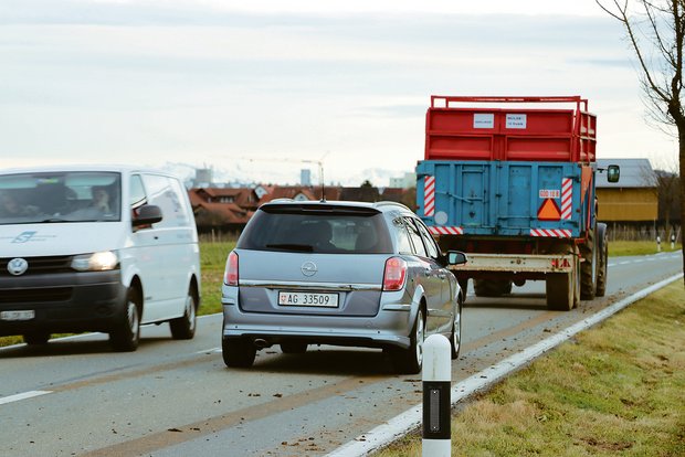 Ein Traktor mit Anhänger im Strassenverkehr: Die neue Weisung dürfte einige bislang offene Fragen beantworten.(Bild Ruth Aerni)
