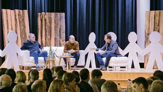 Moderator Adrian Krebs (rechts) wollte von den beiden Gästen Roland Nussbaum (links) und Nicolas Pavillard wissen, weshalb sie auf die Karte Zusammenarbeit setzen. 