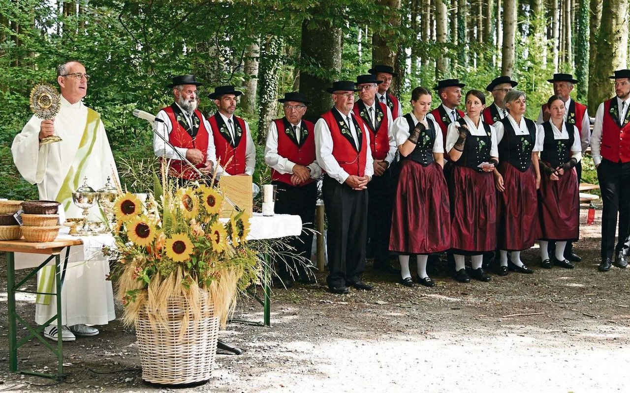 Erich Hausheer hielt die Predigt im Schatten des Traselingerwaldes, musikalisch begleitet vom Jodelclub Sempach.