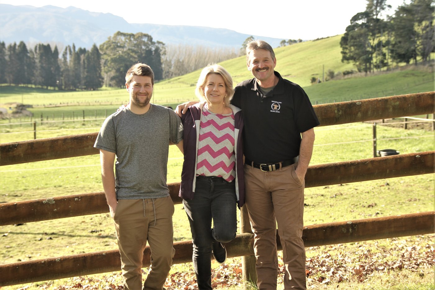 Das Betriebsleiterehepaar Susan und Peter Gretener mit Sohn Kevin (links), der Vollzeit auf dem Betrieb angestellt ist. (Bild Matthias Stadler)