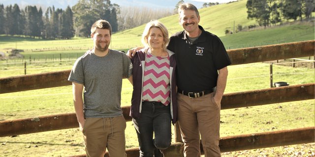 Das Betriebsleiterehepaar Susan und Peter Gretener mit Sohn Kevin (links), der Vollzeit auf dem Betrieb angestellt ist. (Bild Matthias Stadler)