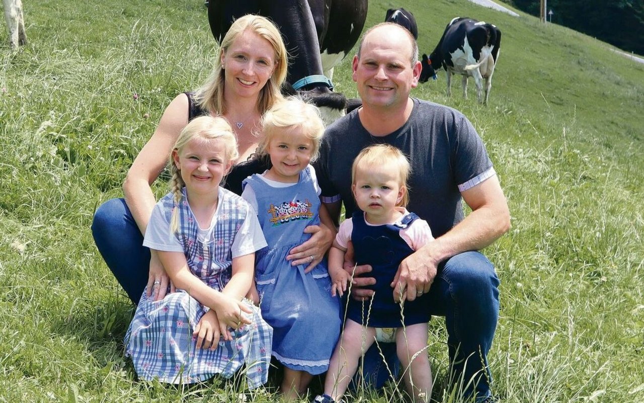 Angela und Markus Bieri mit ihren Töchtern Sarina, Ariane und Vanessa auf der Weide ihres Hofes Unteregg im Entlebuch. Sohn Silvan fehlt auf dem Foto.
