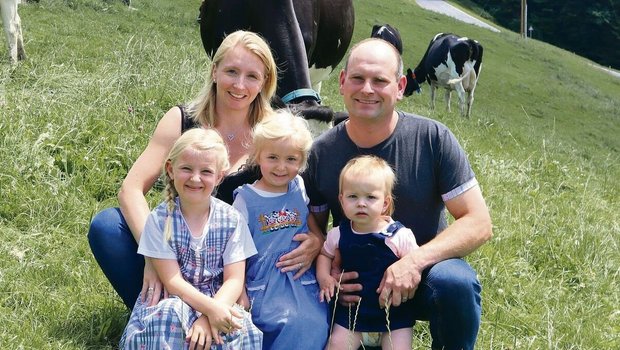 Angela und Markus Bieri mit ihren Töchtern Sarina, Ariane und Vanessa auf der Weide ihres Hofes Unteregg im Entlebuch. Sohn Silvan fehlt auf dem Foto.