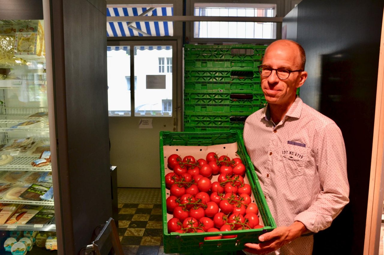 Der Betreiber des Lorraineladens Lola, Daniel König, zeigt die absolut intakten Tomaten. (Bilder Debora Moos)