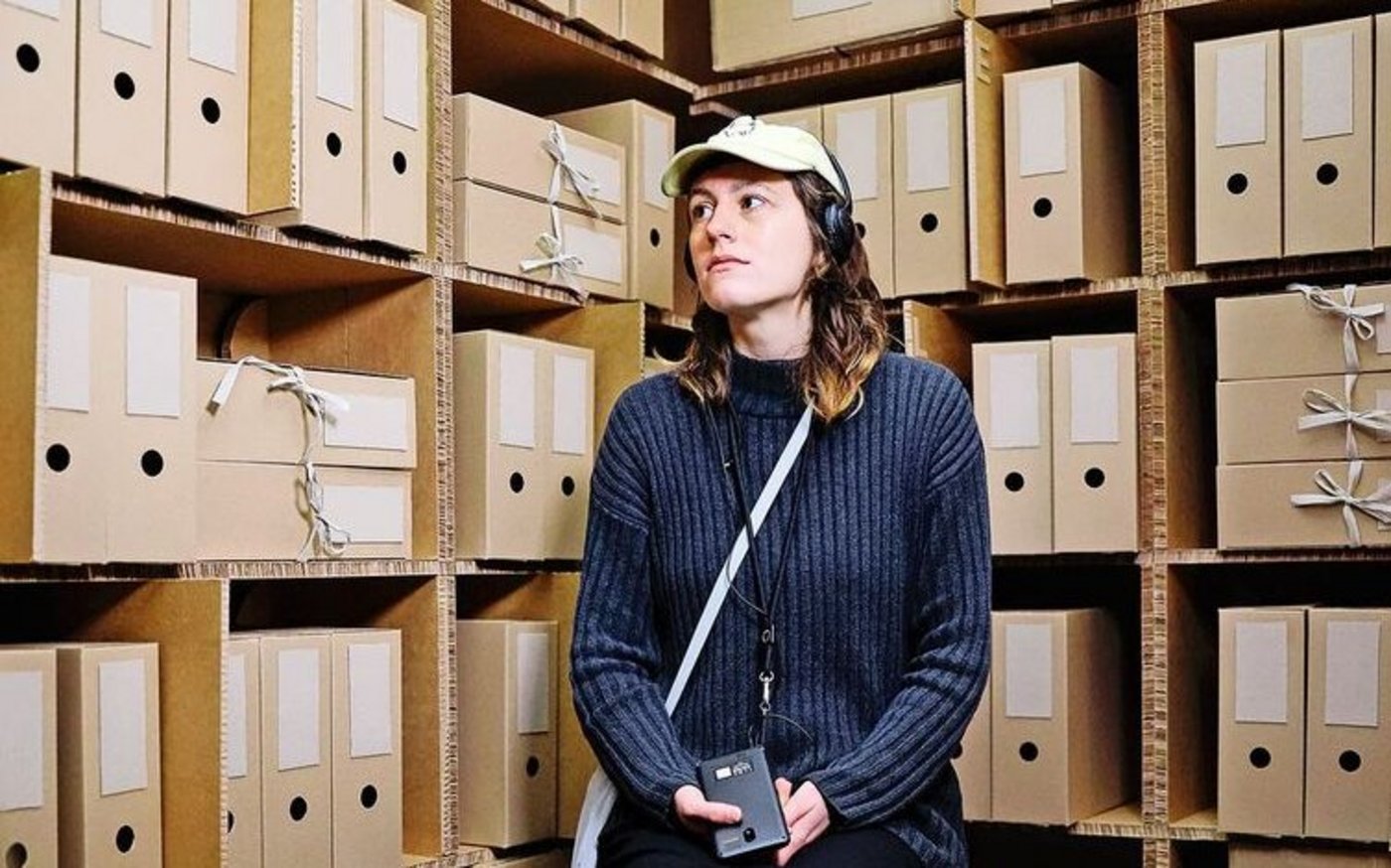 Besucherin in der Ausstellung «Vom Gück vergessen». 