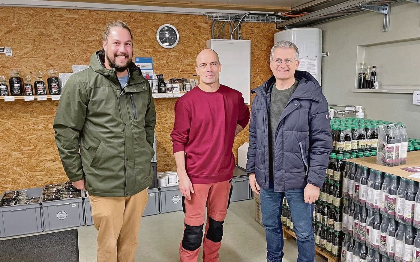 Fabian Burch, BBZN Hohenrain, Betriebsleiter Thomas Heggli und Kilian Greter vom LBBZ Schluechthof (v. l.).