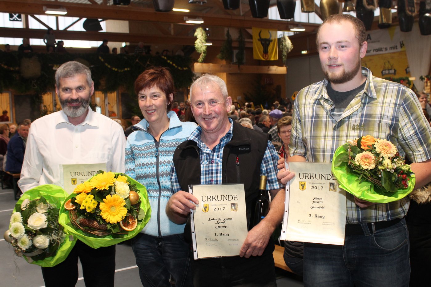 Die Sieger des Urner Alpkäsewettbewerbs (v. l. n. r.): Zweitplatzierter Toni Horat, Sieger Esther und Klaus Kempf, Bronze ging an Simon Pfäffli. (Bild Robi Kuster)