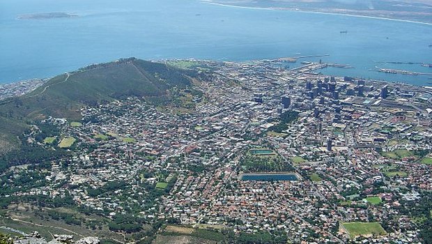 Blick auf Kapstadt mit dem Waterfront Harbour und Robben Island vom Tafelberg aus. (Bild Andreas Tusche - Wikimedia)