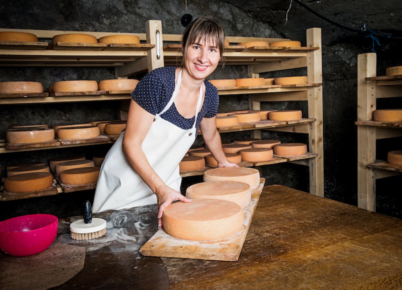 Im Sommer ist Karin Caminada auf der Alp am Käsen.