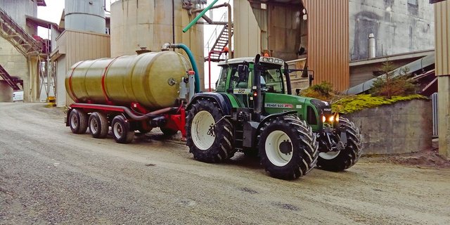 Flüssiger Kalk wird beim Kieswerk abgeholt und dann direkt unter die Gülle gemischt.(Bild zVg)