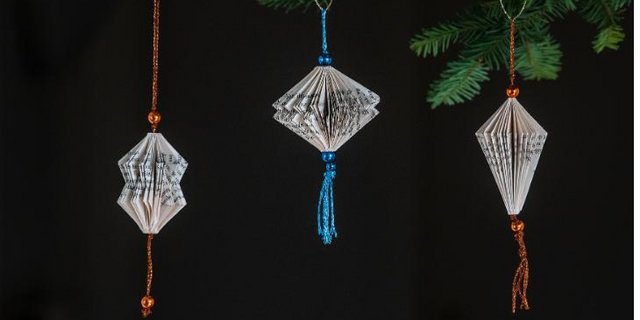 Basteln Sie mit unserer Anleitung ihre eigene Weihnachtsdekoration aus alten Büchern. (Bilder Pia Neuenschwander)