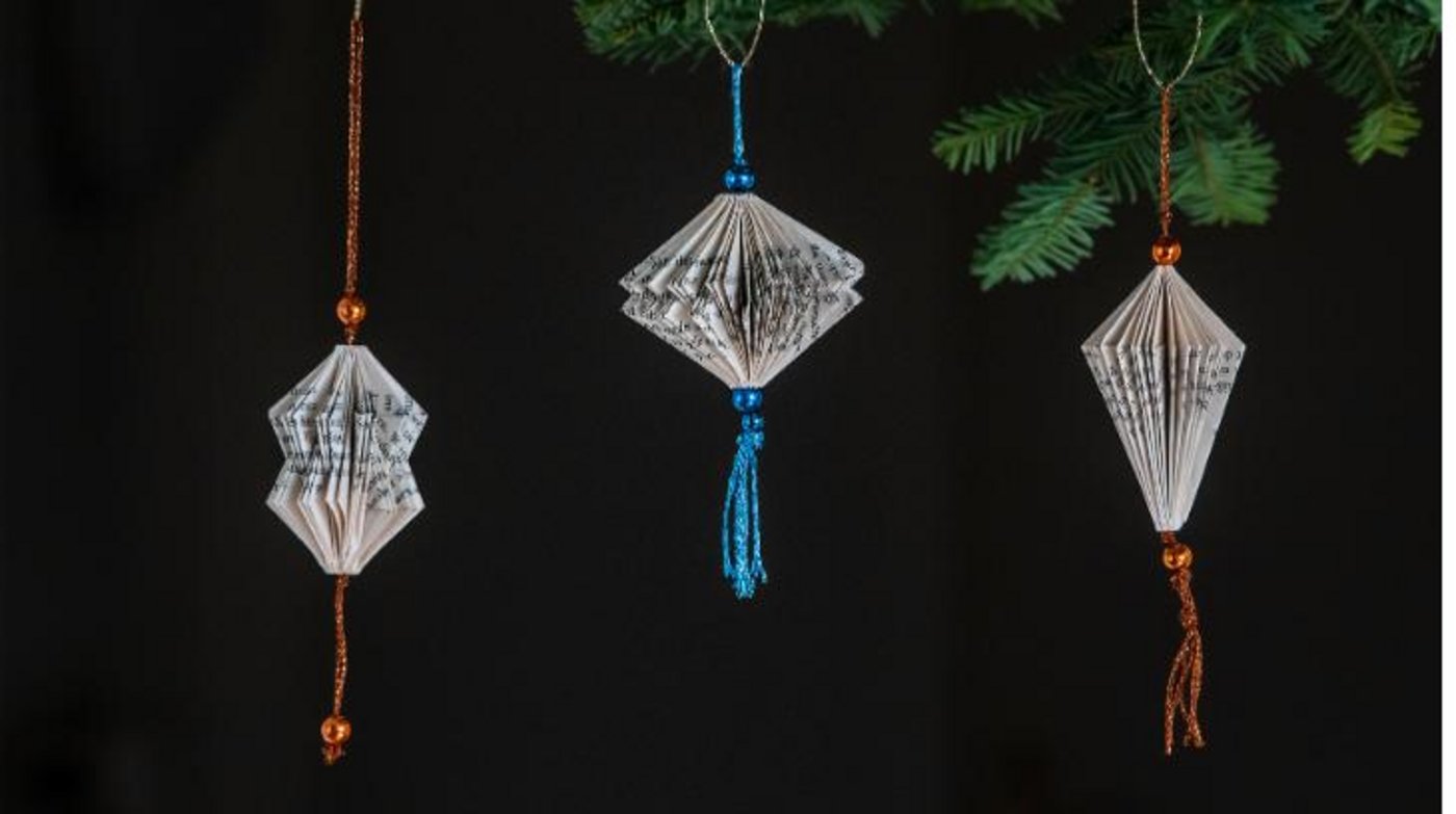 Basteln Sie mit unserer Anleitung ihre eigene Weihnachtsdekoration aus alten Büchern. (Bilder Pia Neuenschwander)