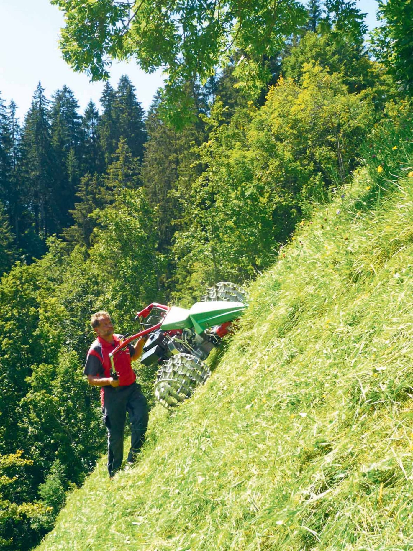 Damian Odermatt beim Mähen im steilen Gelände.