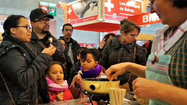 Marlène Aeby verteilt nonstop Schweizer Fondue in Paris – bis 5000 Portionen pro Tag. (Bild mr)