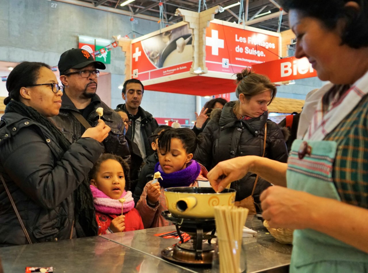 Marlène Aeby verteilt nonstop Schweizer Fondue in Paris – bis 5000 Portionen pro Tag. (Bild mr)