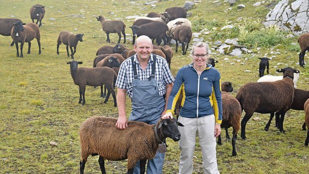 Der Grossrat Ernst Wandfluh zeigt der Nationalrätin Aline Trede, warum auf der Alp Tälli der Herdenschutz nicht funktioniert.