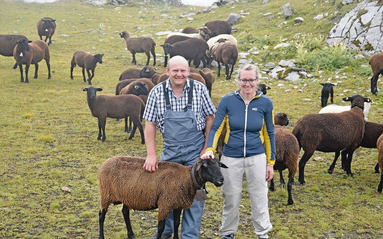 Der Grossrat Ernst Wandfluh zeigt der Nationalrätin Aline Trede, warum auf der Alp Tälli der Herdenschutz nicht funktioniert.