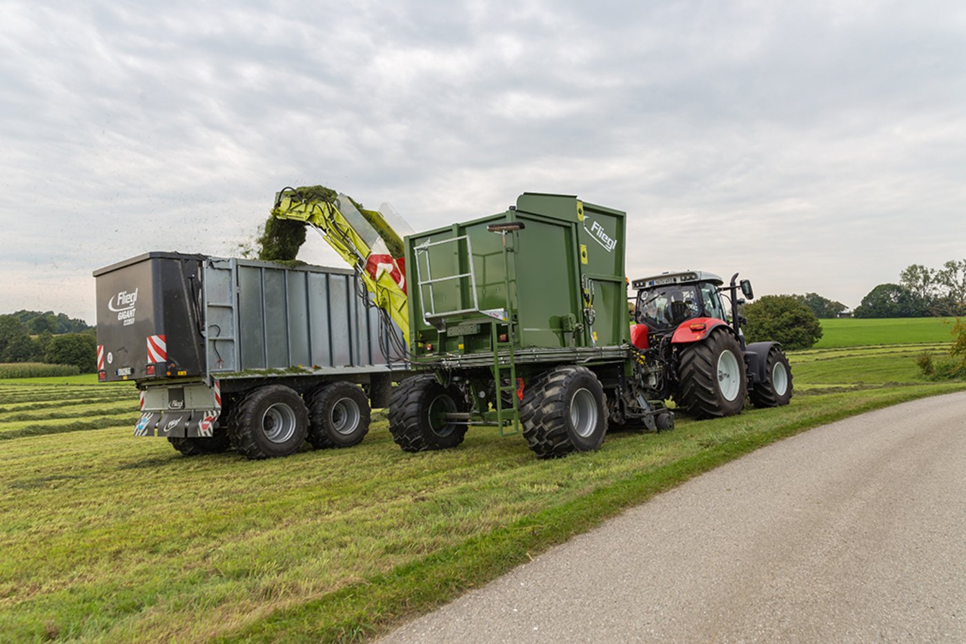 Der Büffel von Fliegl ist ein Überladewagen mit Bunker und kann so ohne Unterbrüche fahren. (Bild pd)