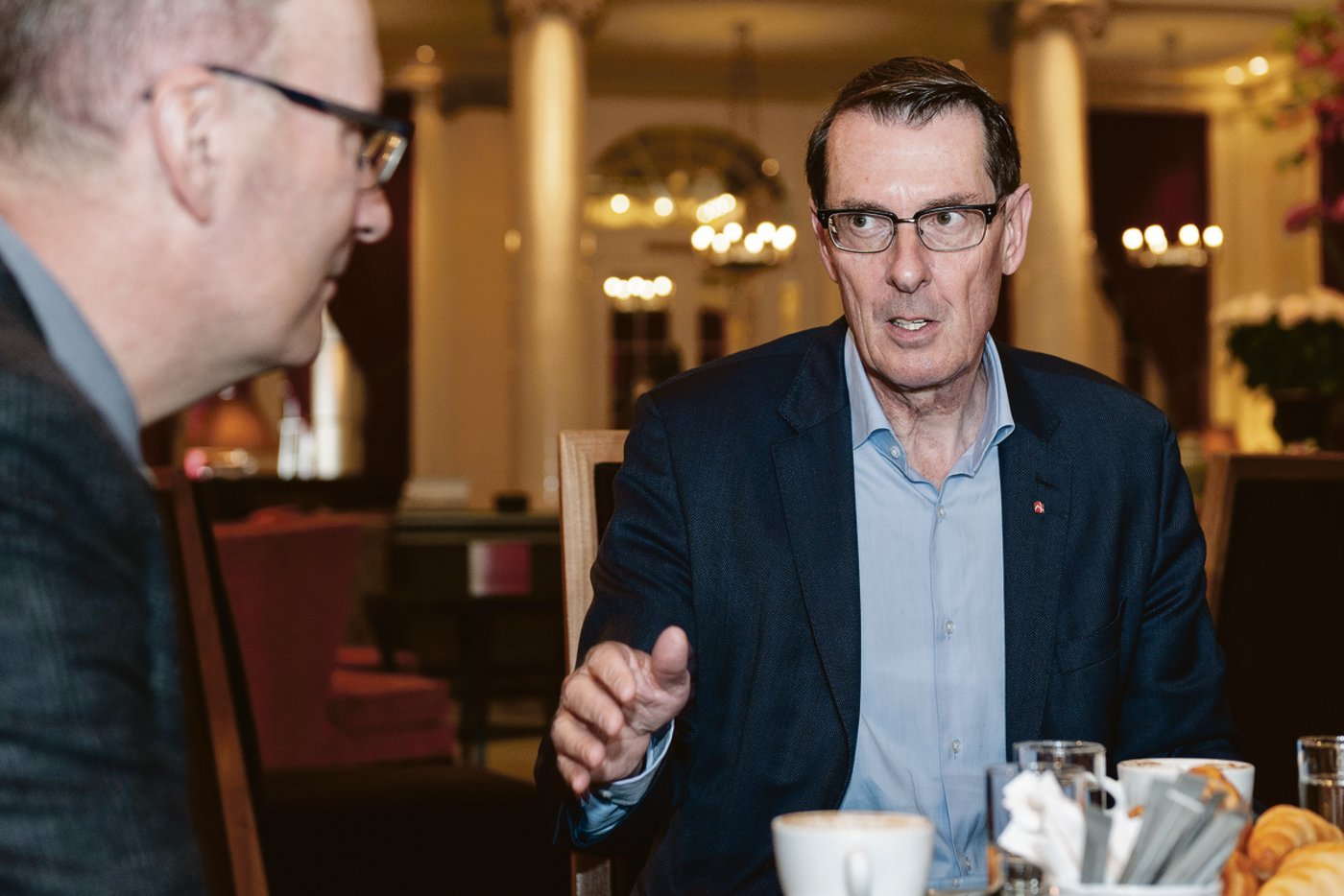 Spitzengespräch zweier Verbandspräsidenten: Andreas Züllig (links), der oberste Hotelier, und Markus Ritter, der oberste Landwirt, tauschen sich aus. (Bilder Miriam Schwarz/htr Hotel Revue).