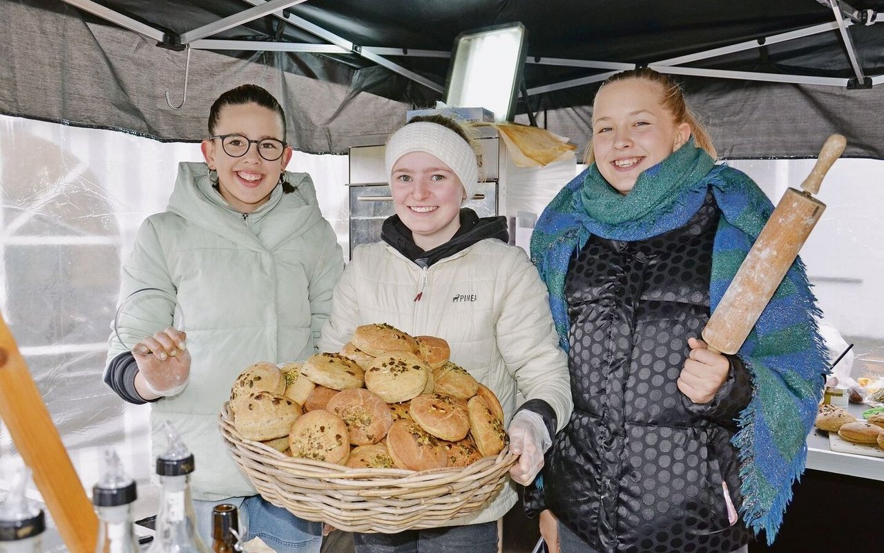 Leonie Bührer (links) und Lotta Berns (rechts) freuten sich riesig, ihrer Freundin Yela Brütsch (Mitte) beim Formen und Backen der Kürbisbrötchen zu helfen.