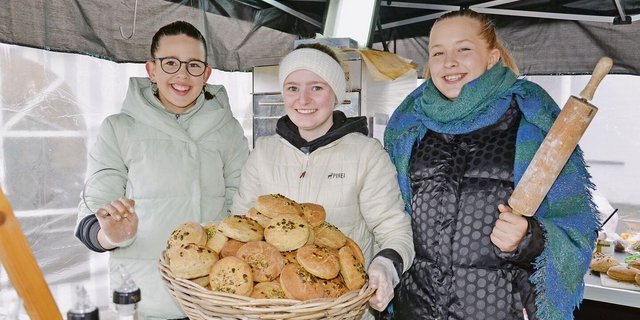 Leonie Bührer (links) und Lotta Berns (rechts) freuten sich riesig, ihrer Freundin Yela Brütsch (Mitte) beim Formen und Backen der Kürbisbrötchen zu helfen.