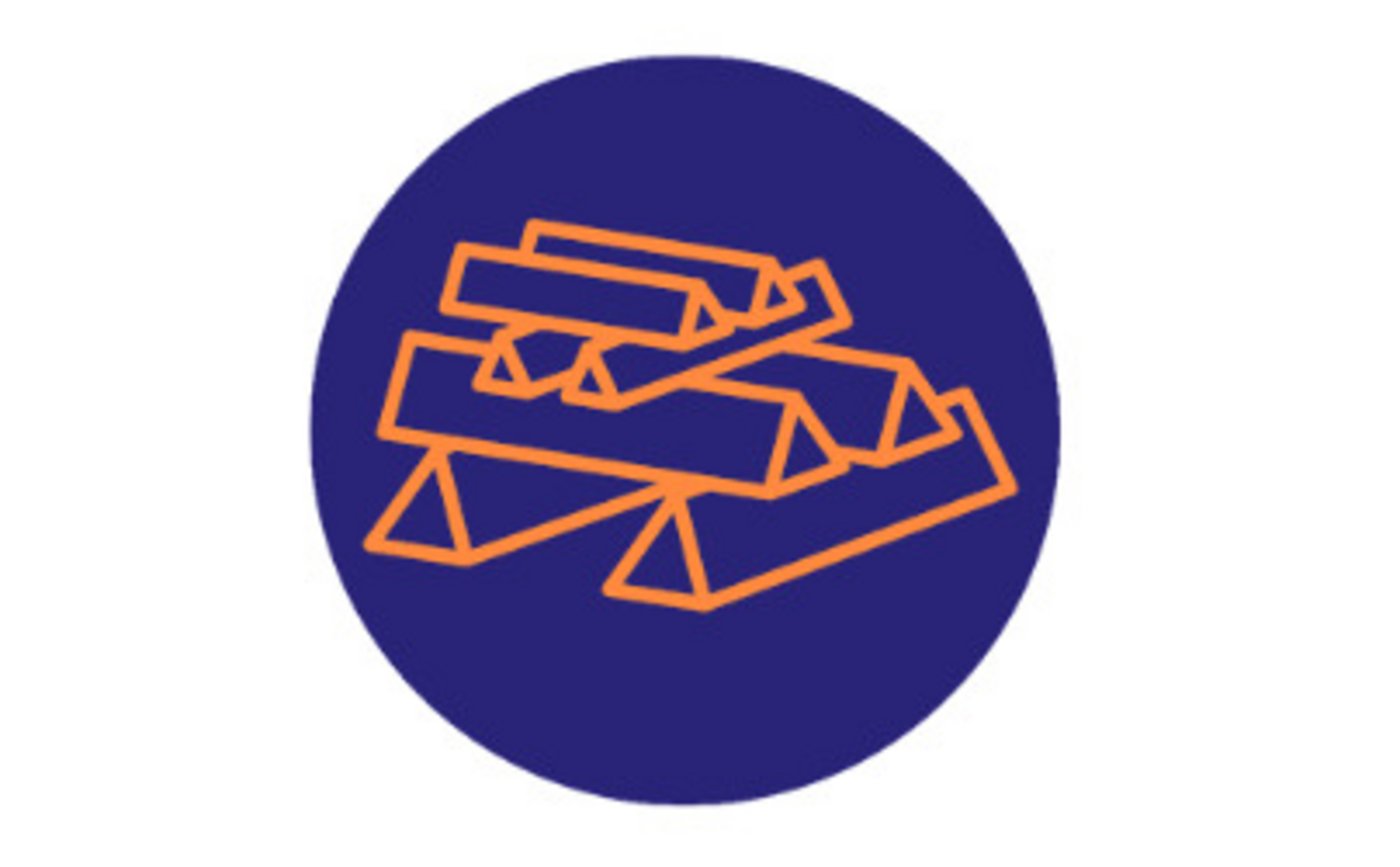 Auf das Stapeln kommt es an: ganz oben kommen vier Scheite aus Tannenholz, in die Mitte eine Anzündhilfe. (Bild Bafu)