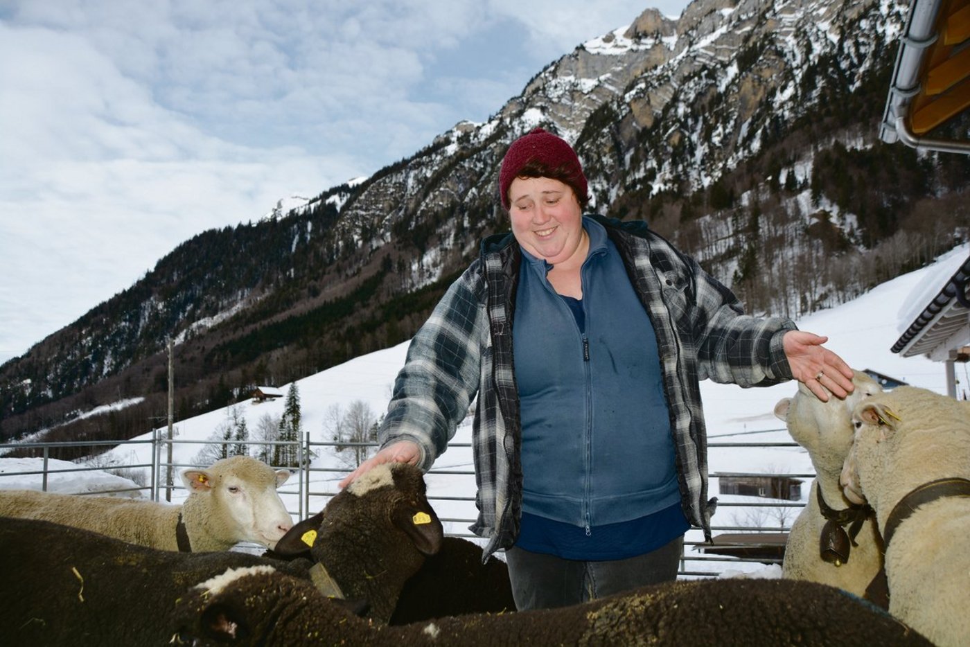 «Natur und Tiere»: Erna Küttel schätzt die Betriebslage, auch wenn es die Sonne nicht immer gut mit ihnen meint.(Bild Armin Emmenegger)