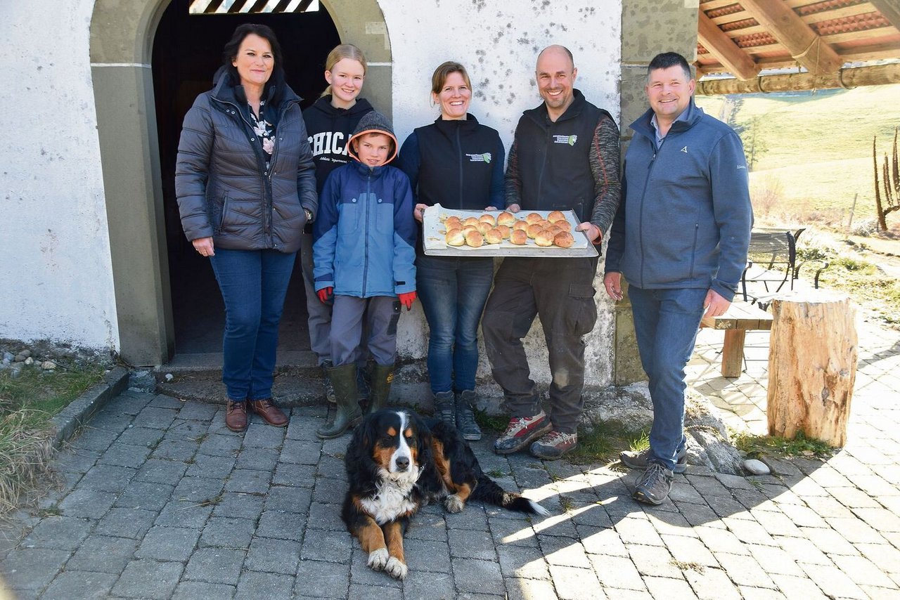 Auf dem Betrieb von Philipp und Melanie Ramser fand der Anlass statt. Mit Regierungsratspräsidentin Christine Häsler (l.) und Hans Jörg Rüegsegger, Präsident des Berner Bauernverbands (r).